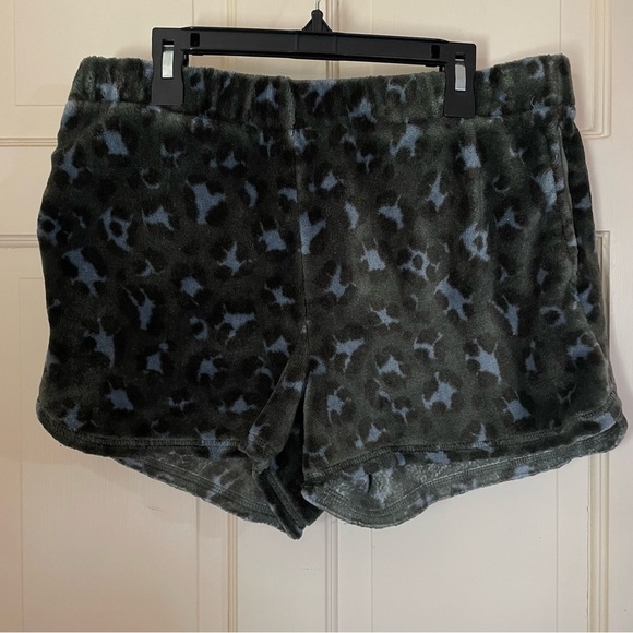 AERIE Shorts Green Cheetah Print Fleece Size Medium  Pajama Lounge Beach Travel - Picture 9 of 10